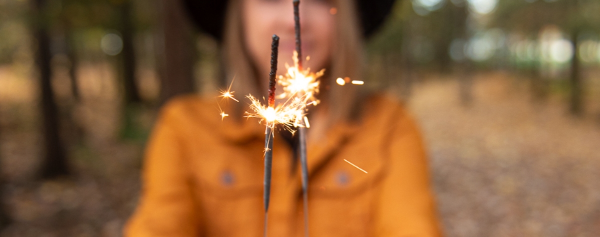Une graphiste tient des feux de bengal pour symboliser le service de upbranding
